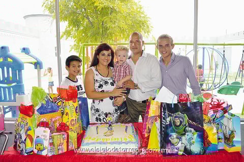 Nicolás celebró dos años de vida. Lo acompañan sus papás, Blanca y Daniel, y sus hermanos, Dany y Harold.