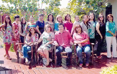 La festejada  acompañada de amigas y familiares que asistieron al bonito y divertido  evento.