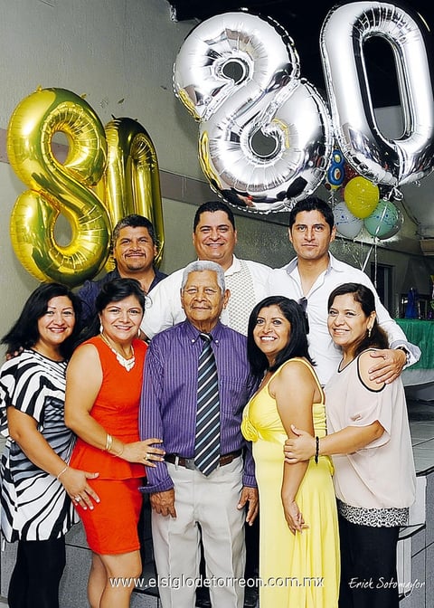 Muy feliz celebró Don Macario Cepeda Valerio sus 80 años de vida junto a sus hijos: Lourdes, Alma, Sanjuana, Laura, Pedro, Francisco y Alfredo.- Érick Sotomayor Fotografía