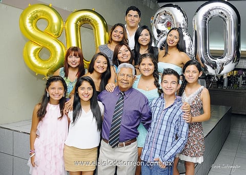 Don Macario  con sus nietos, quienes lo felicitaron con gran emoción.