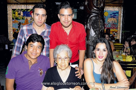 La homenajeada  luce acompañada de sus nietos Sebastián, Max y Bruno Castañón Rodríguez y Karen Leyva Mejía.