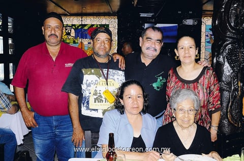 La festejada con sus hijos Abelardo, Esteban, Luis Gerardo, Gloria Haydeé y María de Lourdes Rodríguez Cárdenas.