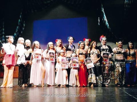 Grupos  de danza Árabe del Centro de Arte y Movimiento Yenisey, en el cierre de su festival.