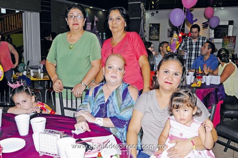 María Elena, María del Refugio, Paty, Consuelo, Zoé y Andrea.