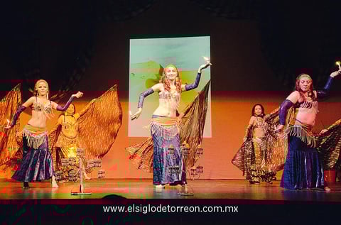 Lily  Mary, Fanny, Elva y Raquel presentando una hermosa danza con alas de Isis y velas.