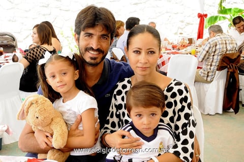 31072013 ULISES,  Karla, Carlota y Ulises.