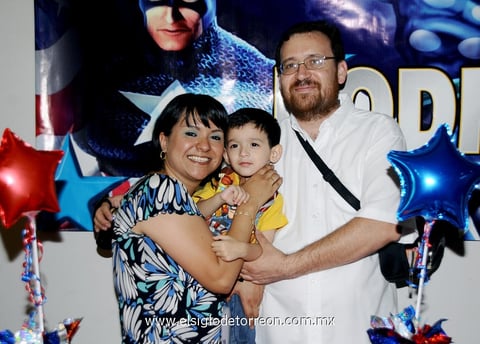 31072013 CUMPLIó DOS AñOS.  Rodrigo Soto Flores celebrando su cumple en compañía de sus papás, Verónica Flores y Federico Soto.