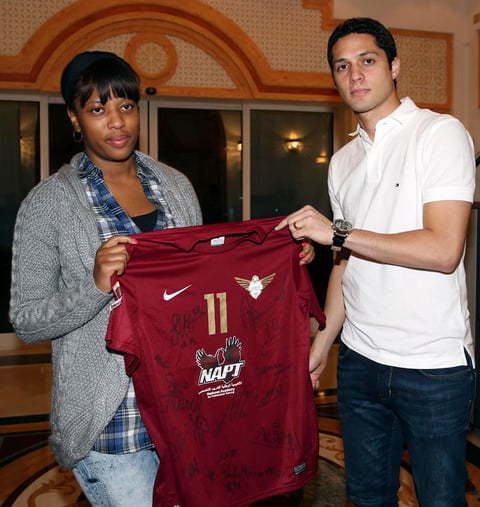 Anderson Vieira Martins del club El Jaish entregó a Liseth Chalá una camiseta autografiada por todos los jugadores del club catarí