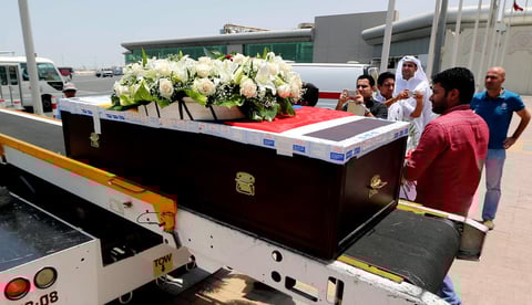 El ataúd con el cuerpo del ex artillero de la Selección de Ecuador y del América de México viaja cubierto de flores y es acompañado por su esposa Liseth Chalá y otros familiares.