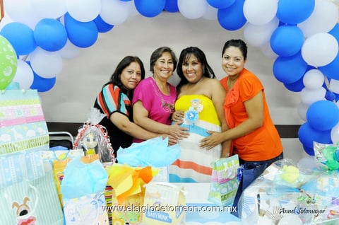 01082013 MAYRA ANGéLICA  con Fabiola Aguilar de Chávez, Angélica Treviño de García y María de la Paz Vega de González.