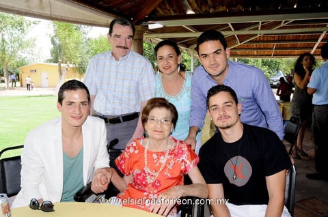 01082013 GRATA CONVIVENCIA.  Luis López, Claudia María Ramírez López, José Ángel Echávarri, Carlos Echávarri, Alejandro Echávarri y Socorrito López Figueroa.