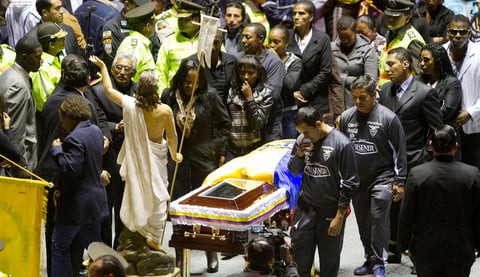 El velatorio en el Coliseo General Rumiñahui se extenderá hasta mañana sábado, cuando sus restos serán inhumados en el cementerio Monteolivo de la capital ecuatoriana. (Jam Media)