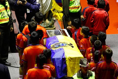 Ante el féretro las personas podrán detenerse sólo 10 segundos para brindar su último adiós al ex jugador de equipos de Ecuador, Inglaterra y México. (EFE)