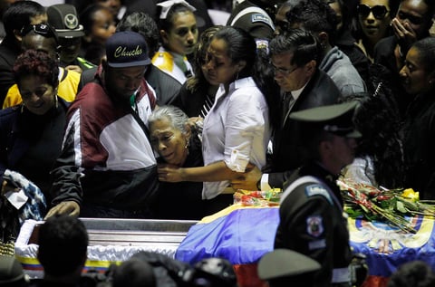 La abuela de Christian, Rita Betancourt, llora la partida de su nieto. (AP)