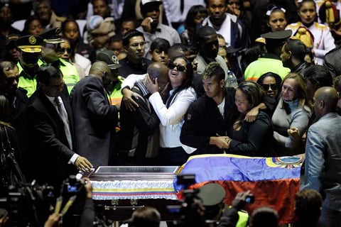 Los familiares desconsolados por la partida de 'Chucho'. (AP)