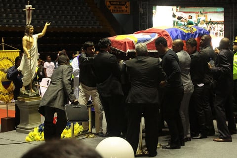 Las autoridades dispusieron que los hinchas ingresen al lugar en dos filas que circularán a cada lado del féretro. (Jam Media)