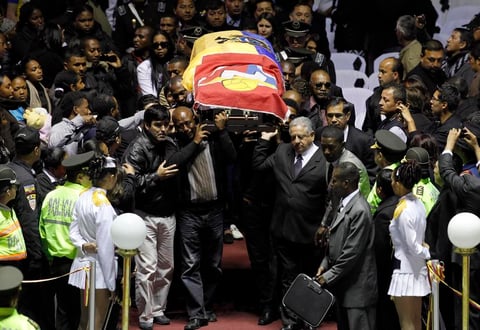 Ermen Benitez, padre de 'Chucho', cargó el féretro. (AP)