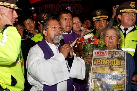 Largas filas de aficionados aguardaban esta mañana en las afueras del Coliseo General Rumiñahui. (Jam Media)