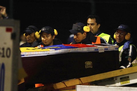 Los restos llegaron en la madrugada de este viernes a Quito, la capital ecuatoriana, a bordo de un avión dispuesto por el club El-Jaish SC, la institución qatarí en la que militaba desde junio pasado. (EFE)