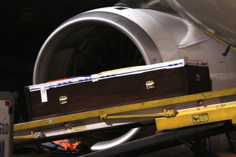 El féretro de 'Chucho' al bajar del avión en el Aeropuerto Mariscal Sucre. (Jam Media)