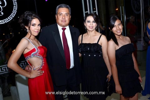 03082013 EN FAMILIA.  Valeria, Mario, Rocío y Mariana.