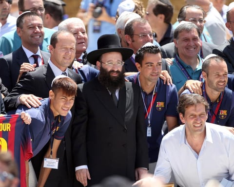 Bajo el lema de "El otro soy yo", la campaña ha sido lanzada en coincidencia con la visita del Barcelona, que trata de fomentar con ella los valores de paz y convivencia en la zona.