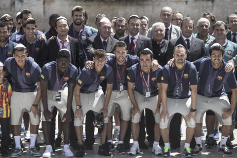 Antes de tomarse la foto de familia con el muro a sus espaldas, Uzi Landau, ministro de Turismo, hizo entrega a Rosell de un certificado de "embajador de buena voluntad de Israel", mientras que el alcalde de la ciudad, Nir Barkat, se congratuló de que un equipo como el Barça se pasara por "el que es el lugar más importante del pueblo judío" y elogió esa muestra de respeto.