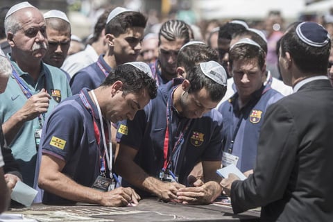 Uno tras otro, en grupos de dos a tres, los jugadores escribieron sus deseos en papelitos.