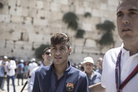 Con la cabeza cubierta con una kipá (solideo judío) blanca, como prescribe la tradición del lugar, la delegación azulgrana fue recibida por el rabino del Muro de las Lamentaciones, Shmuel Rabinovich.