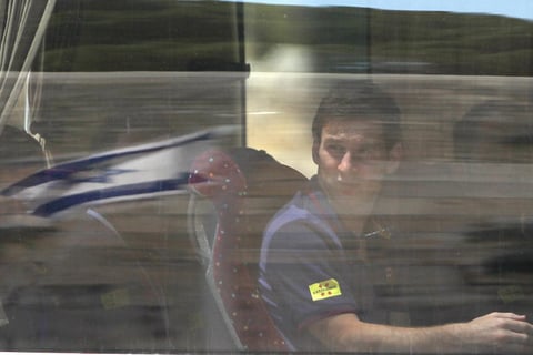La visita al que es el lugar más sagrado para el judaísmo comenzó a media mañana bajo considerables medidas de seguridad, destinadas sobre todo a impedir una avalancha de aficionados sobre las estrellas del Barça, el equipo que cuenta con más seguidores entre israelíes y palestinos.