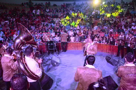 La banda Estrellas de Sinaloa aprovechó para ofrecer a los habitantes de la región canciones de su más reciente producción discográfica Justo a Tiempo.