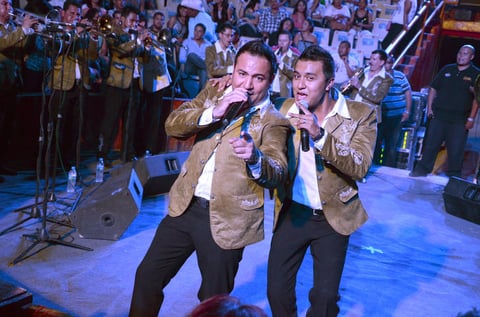 Los vocalistas Luis Jordán, Armando Félix y Armando Gárate levantaron los ánimos con otras melodías como El Sinaloense y El Sauce y La Palma.