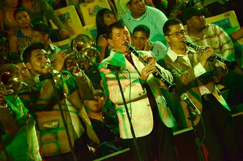 Al dar las 11:00 de la noche, Lizárraga y la banda irrumpieron en el Palenque con el tema Mi Gusto Es.