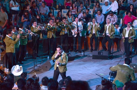 Con éxito se presentó Germán Lizárraga y sus Estrellas de Sinaloa en el palenque de la Expo Feria de Gómez Palacio en un ambiente de fiesta y júbilo.