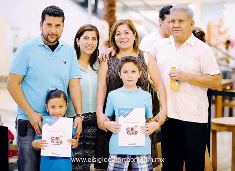 05082013 CLAUSURA DE CURSO.  Ale, Alex, Romina y Marce Huerta, Manuel y Martha Mancha.