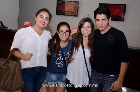 04082013 EN EL CINE.  Lorena, Daniela, Sarah y Andrey.