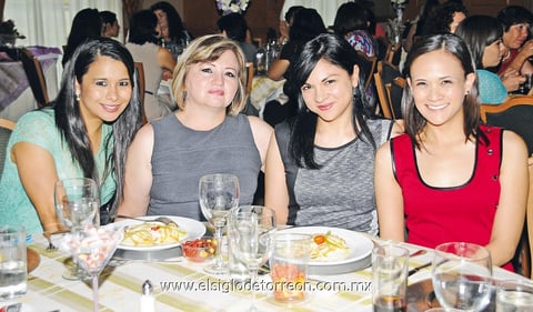 04082013 EN RECIENTE FESTEJO.  Mariana Santos, Isela García, Ana Rodríguez y Karla Hernández.