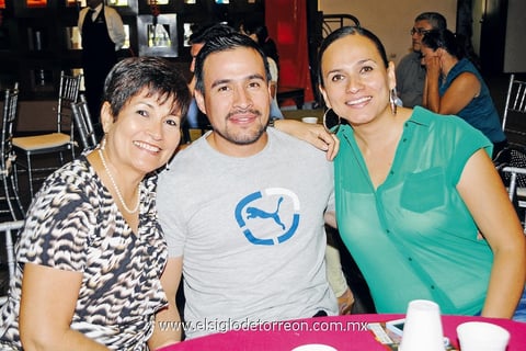 Oralia Figueroa, José Carlos y Brenda Pedroza.