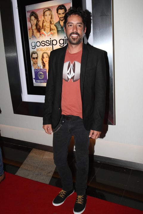El director Chava Carta a su llegada a la presentación del primer capítulo de la serie Gossip Girl Acapulco.