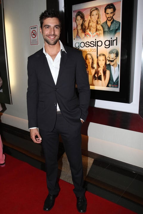El actor Osvaldo de León acudió al estreno de la serie de Gossip Girl Acapulco.
