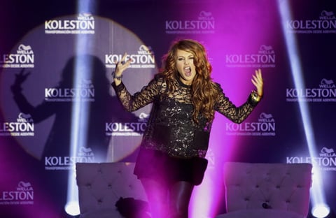 Paulina Rubio se sometió a un cambio de look en el que dejó atrás el color de cabello que por años la ha caracterizado, por una coloración roja.