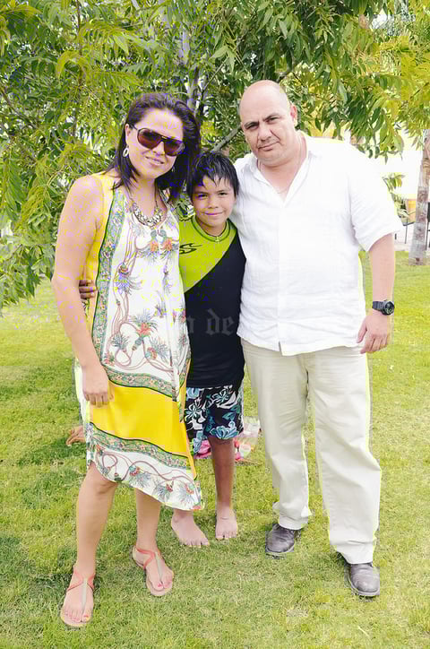 Emiliano con sus papás, Mónica y Héctor.