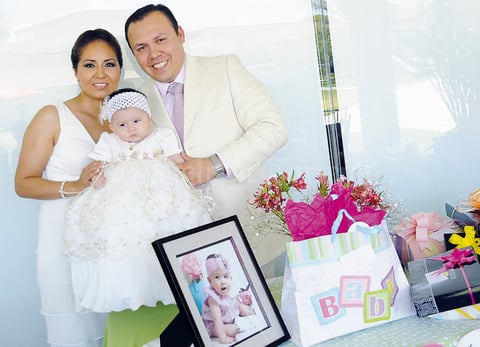 Érika, Natalia y Jesús Corrales.
