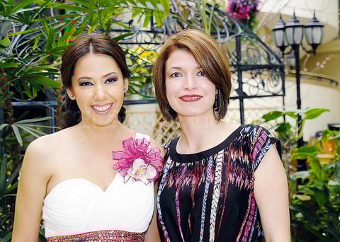 Ana Karina con su amiga Mónica Montes, quien viajó de Estados Unidos para estar en la despedida de soltera y en la boda.