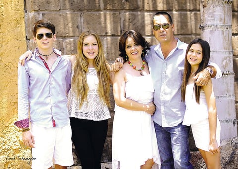 Salvador, Samantha, Lourdes, Salvador y Sabrina Briones.