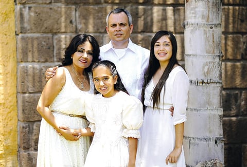 Regina con sus papás, Alfredo Martínez Sánchez y Patricia Arreola de Martínez, y su hermana.