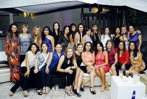 Cinthia con sus amigas.