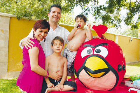 Massimo Gama con su hermano Dominik y sus papás Luzy y Eduardo Gama.