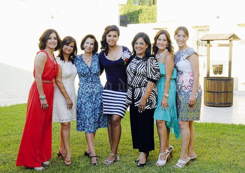 Familiares y amigas acompañaron a Yolanda Aguirre Llanas en su despedida de soltera. Yolanda se casará con Eduardo Escobedo Flores el día de mañana.