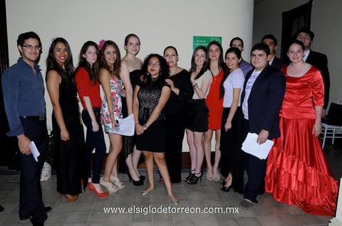 10082013 ALUMNOS  de reconocido colegio en velada poética.